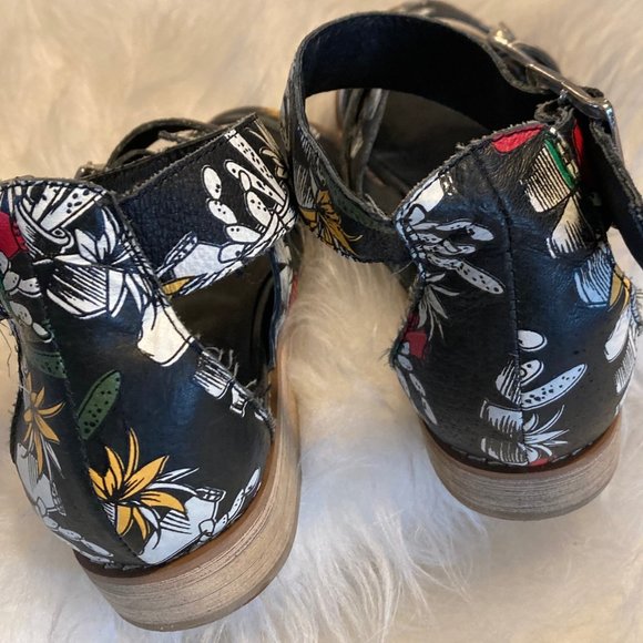 YES Buckled Cactus Print sandals, Size 7 - Picture 4 of 7